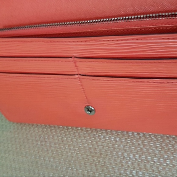 Authentic Louis Vuitton Sarah Wallet in Epi Leather Colour: Poppy Petal - Picture 5 of 10